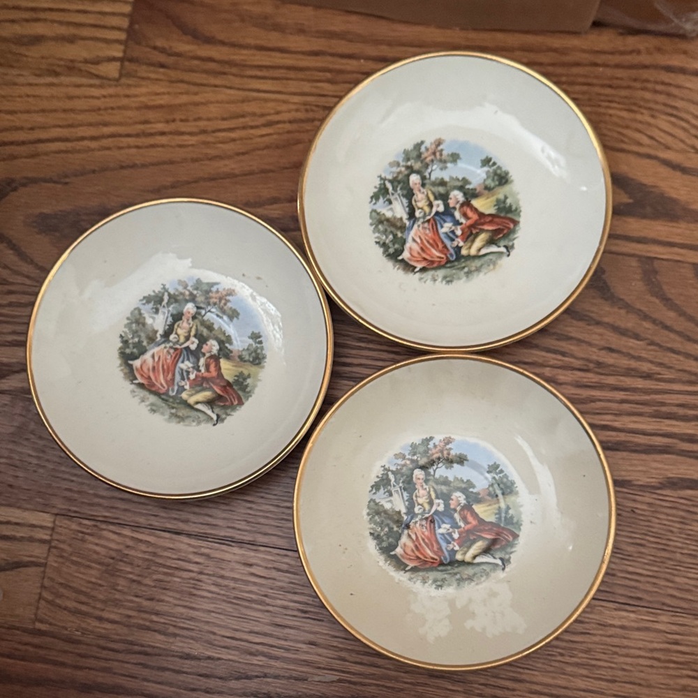 Vintage Style Cream and Gold Decorative Dessert Plate/Bowls